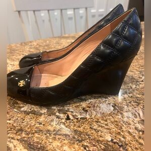Tory Burch Black leather Wedge Leather Pumps-Gold TB logo size 7.5